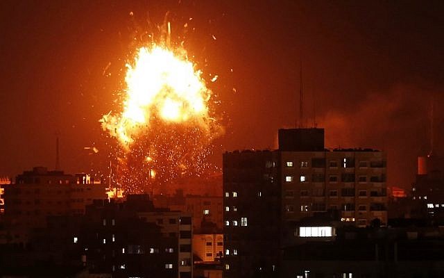 Une boule de feu au-dessus du bâtiment abritant la chaîne de télévision Al-Aqsa dirigée par le Hamas dans la bande de Gaza lors d'une frappe aérienne israélienne le 12 novembre 2018. (Crédit : MAHMUD HAMS / AFP) Une boule de feu au-dessus du bâtiment abritant la chaîne de télévision Al-Aqsa dirigée par le Hamas dans la bande de Gaza lors d'une frappe aérienne israélienne le 12 novembre 2018. (Crédit : MAHMUD HAMS / AFP)