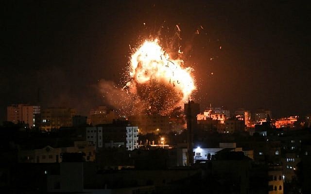 Une photo prise le 12 novembre 2018 montre une boule de feu au-dessus du bâtiment abritant la chaîne de télévision du Hamas al-Aqsa TV dans la ville de Gaza pendant une frappe aérienne israélienne. (Bashar TALEB / AFP)