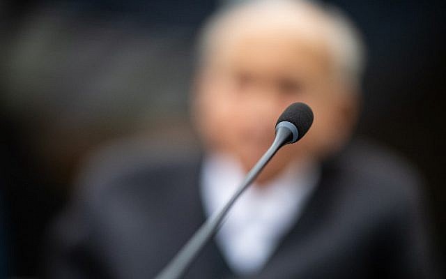 Un ex-SS témoigne lors de son procès à Münster, le 13 novembre 2018. Son visage est flouté à la demande des autorités allemandes. (Crédit : Guido Kirchner / dpa / AFP) Un ex-SS témoigne lors de son procès à Münster, le 13 novembre 2018. Son visage est flouté à la demande des autorités allemandes. (Crédit : Guido Kirchner / dpa / AFP)