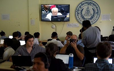 Des journalistes assistent au jugement de l'ancien chef Khmer Rouge Khieu Samphan, retransmis sur vidéo, dans un tribunal du Cambodge, le 16 novembre 2018. (Crédit : TANG CHHIN Sothy / AFP)