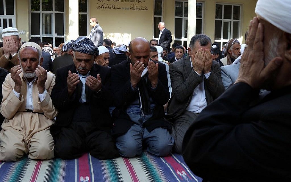 Des soufis du Kurdistan irakien prennent part aux prières à l'occasion de l'anniversaire de la naissance du prophète Mohammed, à Akra, le 19 novembre 2018. (Crédit : SAFIN HAMED / AFP)