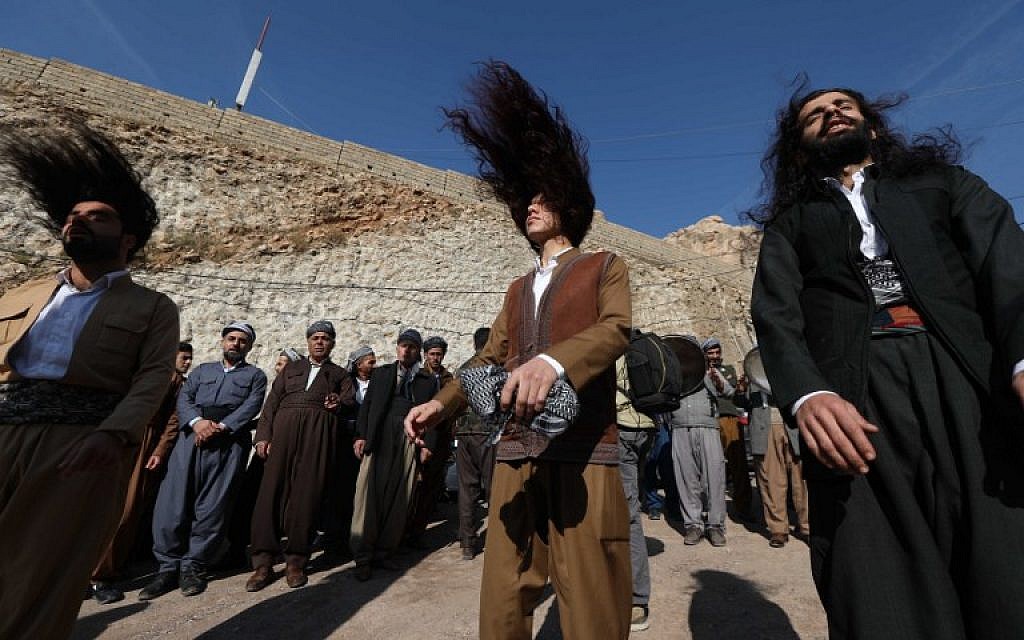 Des soufis du Kurdistan irakien prennent part aux cérémonies à l'occasion de l'anniversaire de la naissance du prophète Mohammed, à Akra, le 19 novembre 2018. (Crédit : SAFIN HAMED / AFP)