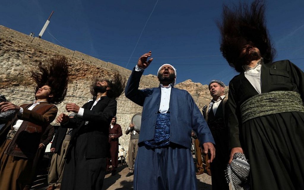 Des soufis du Kurdistan irakien prennent part aux cérémonies à l'occasion de l'anniversaire de la naissance du prophète Mohammed, à Akra, le 19 novembre 2018. (Crédit : SAFIN HAMED / AFP)