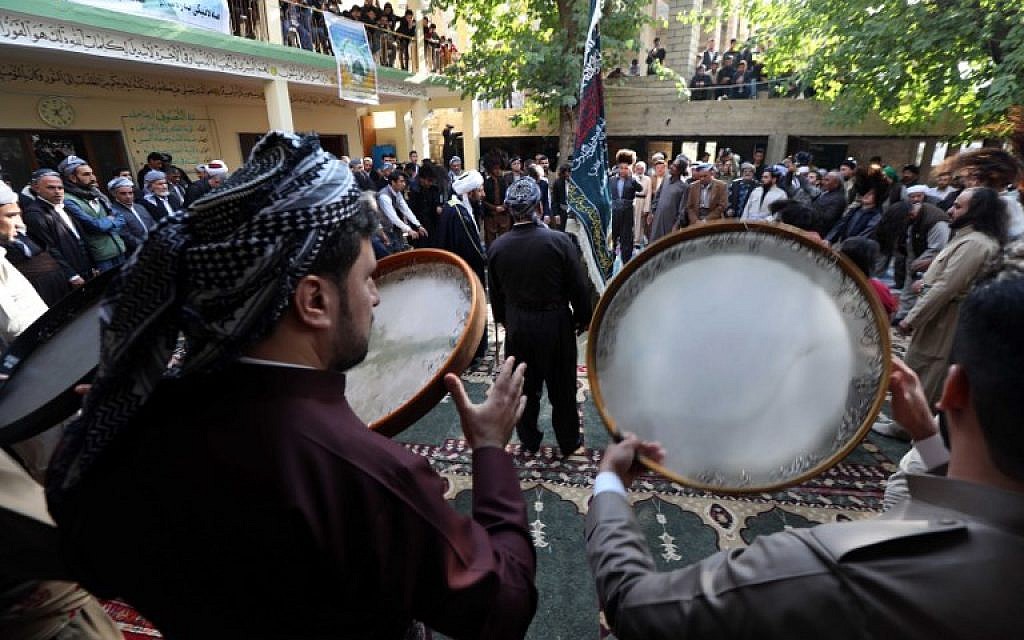 Des soufis du Kurdistan irakien prennent part aux cérémonies à l'occasion de l'anniversaire de la naissance du prophète Mohammed, à Akra, le 19 novembre 2018. (Crédit : SAFIN HAMED / AFP)