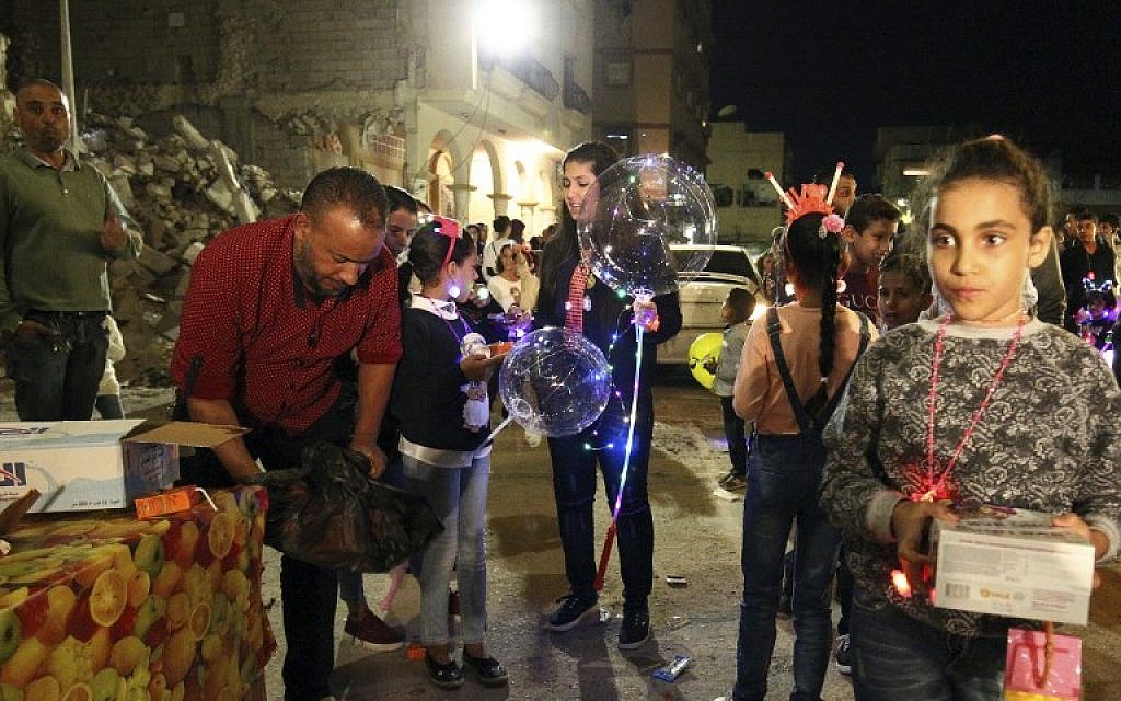 Les Libyens réunis à Benghazi pour les cérémonies à l'occasion de l'anniversaire de la naissance du prophète Mohammed, le 19 novembre 2018. (Crédit : Abdullah DOMA / AFP)