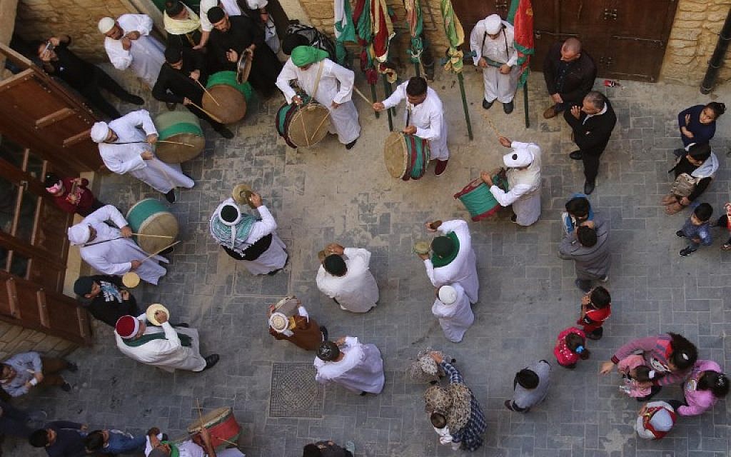 Des musulmans soufis libyens et syriens aux cérémonies à l'occasion de l'anniversaire de la naissance du prophète Mohammed, à Akra, le 19 novembre 2018. (Crédit :AYYAT / AFP)