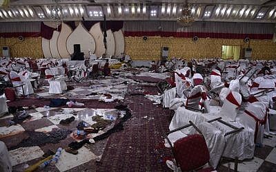 Une salle des fêtes de Kaboul, au lendemain d'un attentat suicide qui a fait une cinquantaine de morts, le 21 novembre 2018. (Crédit : WAKIL KOHSAR / AFP)