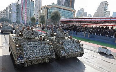 Les forces armées libanaises participent à un défilé militaire à l'occasion des célébrations du Jour de l'Indépendance marquant les 75 ans de la fin du mandat de la France au Liban, le 22 novembre 2018. (ANWAR AMRO / AA / AFP)