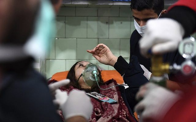Une femme syrienne soignée à l'hôpital d'Alep après une attaque à l'arme chimique que les autorités imputent aux rebelles, le 24 novembre 2018. (Crédit : George OURFALIAN / AFP) Une femme syrienne soignée à l'hôpital d'Alep après une attaque à l'arme chimique que les autorités imputent aux rebelles, le 24 novembre 2018. (Crédit : George OURFALIAN / AFP)