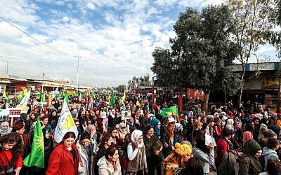 Des femmes ont manifesté à Qamichli, ville dominée par les Kurdes dans le nord-est de la Syrie en guerre, lors de la Journée internationale pour l'élimination de la violence à l'égard des femmes, le 25 novembre 2018. (Crédit : Delil souleiman / AFP)