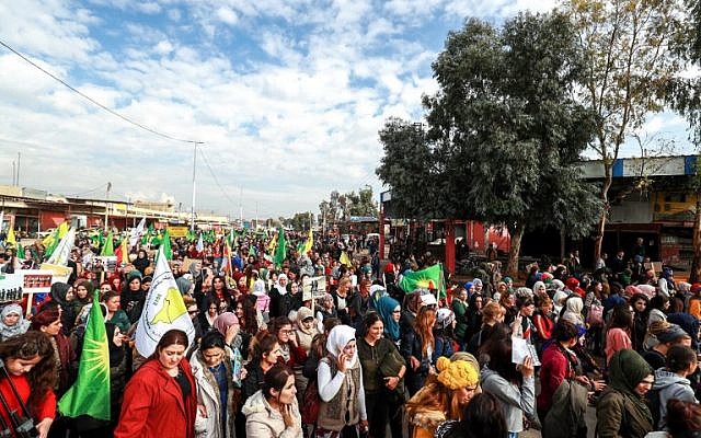 Des femmes ont manifesté à Qamichli, ville dominée par les Kurdes dans le nord-est de la Syrie en guerre, lors de la Journée internationale pour l'élimination de la violence à l'égard des femmes, le 25 novembre 2018. (Crédit : Delil souleiman / AFP)
