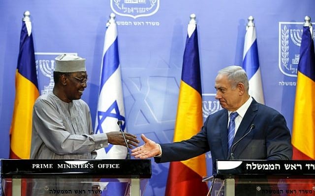 Le Premier ministre Benjamin Netanyahu (à droite) serre la main du Président tchadien Idriss Déby lors de leur conférence de presse conjointe à Jérusalem, le 25 novembre 2018. (Ronen Zvulun/Pool/AFP) Le Premier ministre Benjamin Netanyahu (à droite) serre la main du Président tchadien Idriss Déby lors de leur conférence de presse conjointe à Jérusalem, le 25 novembre 2018. (Ronen Zvulun/Pool/AFP)