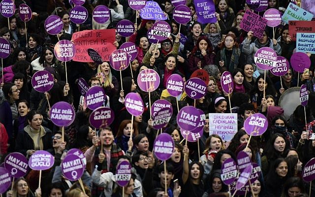 Des militantes des droits des femmes manifestent place Taksim contre les violences faites aux femmes, à Istanbul, le 25 novembre 2018. (Crédit : Yasin AKGUL / AFP)