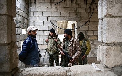 Des rebelles syriens soutenus par la Turquie patrouillent près de la ville d'al-Bab dans la province d'Alep, le 26 novembre 2018; (Crédit : Nazeer AL-KHATIB / AFP)