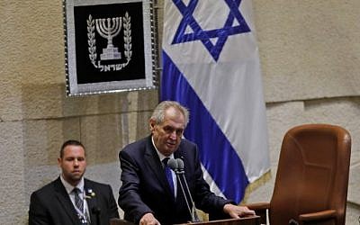 Le président tchèque Milos Zeman  s'exprime durant une session de la Knesset à Jérusalem, le 26 novembre 2018 (Crédit : Menahem KAHANA / AFP)