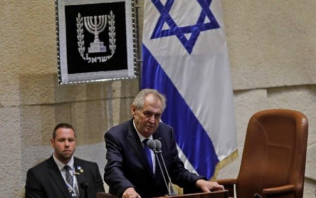 Le président tchèque Milos Zeman s'exprime durant une session de la Knesset à Jérusalem, le 26 novembre 2018 (Crédit : Menahem KAHANA / AFP) Le président tchèque Milos Zeman s'exprime durant une session de la Knesset à Jérusalem, le 26 novembre 2018 (Crédit : Menahem KAHANA / AFP)