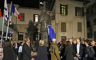 Sur cette photo prise lors de l'inauguration d'une copie de la statue "Hommage au capitaine Dreyfus" par le franco-polonais "Tim" (Louis Mitelberg) le 27 novembre 2018, l'arrière-petit-fils de Dreyfus, Charles Dreyfus, et son arrière-petite-fille Yael Perl Ruiz est accompagné du maire de Tel Aviv, Ron Huldai, de son homologue parisienne, Anne Hidalgo, et de l'ambassadrice de France en Israël, Helene Le Gal, qui assistent au dévoilement de la statue dans la ville côtière israélienne de Tel Aviv. (Crédit : JACK GUEZ / AFP)