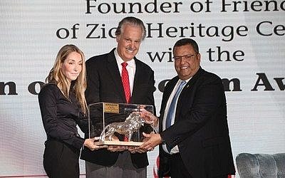 Moshe Lion , le maire élu de Jérusalem et Ronit Hassin-Hochman, PDG du Jerusalem Post, récompensent le Dr; Mike Evans avec le prix "Lion of Jerusalem", le 22 novembre 2018. (Crédit : PNRNewsPhoto) Moshe Lion , le maire élu de Jérusalem et Ronit Hassin-Hochman, PDG du Jerusalem Post, récompensent le Dr; Mike Evans avec le prix "Lion of Jerusalem", le 22 novembre 2018. (Crédit : PNRNewsPhoto)