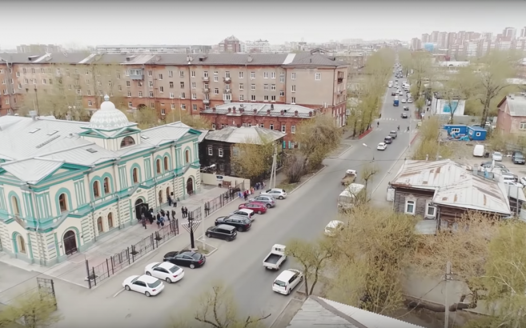 Capture d'écran de la synagogue vue d'en haut du film documentaire de la communauté locale d'Irkoutsk, produit pour le 200e anniversaire et projeté au théâtre le 22 octobre 2018 (YouTube)