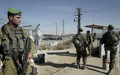 Des soldats israéliens montent la garde à l'échangeur du Gush Etzion après qu'une voiture a blessé deux autres soldats, le  17 novembre 2017. (Crédit : armée israélienne)