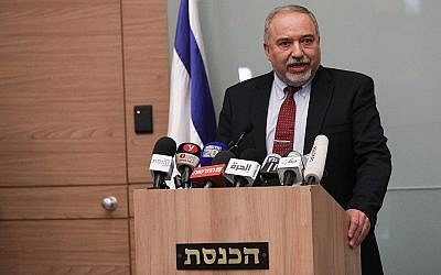 Avigdor Liberman annonce sa démission du ministère de la Défense lors d'une conférence de presse à Jérusalem le 14 novembre 2018 (Crédit : Yonatan Sindel / FLASH90)