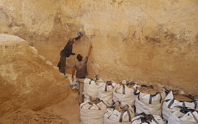 La citerne dans laquelle des navires et des formes animales gravées découvertes durant une fouille archéologique par l'Autorité israélienne des antiquités à Beer Sheva pendant l'été 2018 (Crédit : Davida Eisenberg-Degen/IAA) La citerne dans laquelle des navires et des formes animales gravées découvertes durant une fouille archéologique par l'Autorité israélienne des antiquités à Beer Sheva pendant l'été 2018 (Crédit : Davida Eisenberg-Degen/IAA)