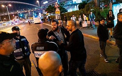 Les résidents du sud d'Israël aux prises avec la police lors d'une manifestation à Tel Aviv à cause du manque de sécurité créé par la menace des tirs de roquettes du Hamas (Crédit : Luke Tress/The Times of Israel) Les résidents du sud d'Israël aux prises avec la police lors d'une manifestation à Tel Aviv à cause du manque de sécurité créé par la menace des tirs de roquettes du Hamas (Crédit : Luke Tress/The Times of Israel)