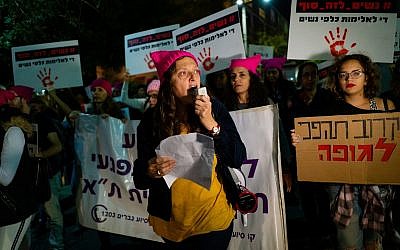 Des centaines de personnes assistent à un rassemblement de protestation contre la violence à l'égard des femmes, à Tel Aviv, le 25 novembre 2018. (Luke Tress/Times of Israel)