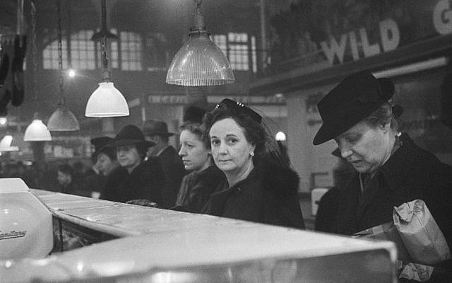Photo prise par Roman Vishniac en 1941 : des clients font la file dans une boucherie au Washington Market, à New York (Crédit : centre international de la photographie/Mara Vishniac Kohn) Photo prise par Roman Vishniac en 1941 : des clients font la file dans une boucherie au Washington Market, à New York (Crédit : centre international de la photographie/Mara Vishniac Kohn)