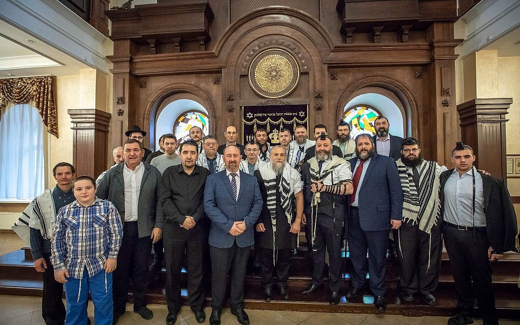 Un groupe de Juifs d'Irkoutsk à l'intérieur de la synagogue. (Eli Itkin/ Dorit Wagner/La communauté juive d'Irkoutsk)