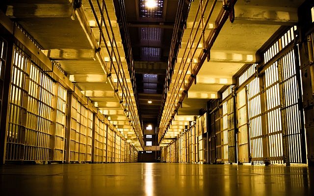 Illustration : les couloirs d'une prison. (Crédit : CC BY seantoyer, Flickr) Illustration : les couloirs d'une prison. (Crédit : CC BY seantoyer, Flickr)