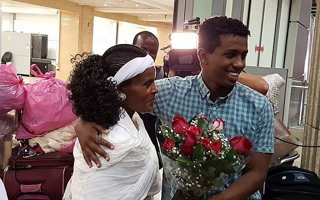 Sintayehu Shafrao, un participant du Concours biblique, accueille sa mère Alem Wondie à l'aéroport Ben Gurion, le 6 novembre 2018, à son arrivée avec le reste de sa famille. (Avec l'aimable autorisation de Heart of Israel)