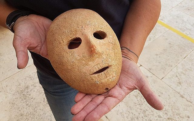 Un masque en pierre de 9000 ans découvert dans le sud des collines de Hébron, en Cisjordanie, début 2018 (Crédit : Autorité israélienne des antiquités) Un masque en pierre de 9000 ans découvert dans le sud des collines de Hébron, en Cisjordanie, début 2018 (Crédit : Autorité israélienne des antiquités)