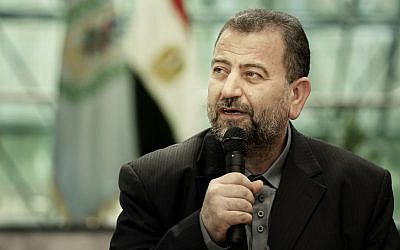 Le chef politique adjoint du Hamas, Saleh al-Arouri, après avoir signé un accord de réconciliation avec un haut responsable du Fatah, Azzam al-Ahmad, lors d'une brève cérémonie au centre égyptien du renseignement, le 12 octobre 2017 au Caire, Égypte. (AP/Nariman El-Mofty)