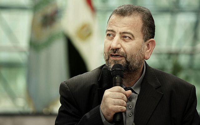 Le chef politique adjoint du Hamas, Saleh al-Arouri, après avoir signé un accord de réconciliation avec un haut responsable du Fatah, Azzam al-Ahmad, lors d'une brève cérémonie au centre égyptien du renseignement, le 12 octobre 2017 au Caire, Égypte. (AP/Nariman El-Mofty)