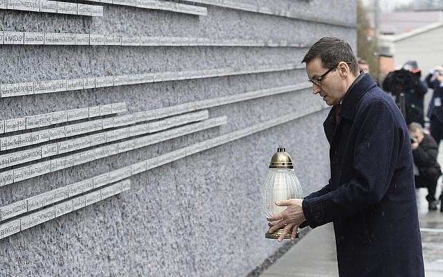 Le Premier ministre polonais Mateusz Morawiecki met une bougie sur un site commémorant des Polonais qui avaient sauvé des Juifs pendant la Shoah, au musée de la famille Ulma des Polonais qui ont secouru des Juifs à Markowa, en Pologne, le 2 février 2018 (Crédit : AP/Alik Keplicz) Le Premier ministre polonais Mateusz Morawiecki met une bougie sur un site commémorant des Polonais qui avaient sauvé des Juifs pendant la Shoah, au musée de la famille Ulma des Polonais qui ont secouru des Juifs à Markowa, en Pologne, le 2 février 2018 (Crédit : AP/Alik Keplicz)