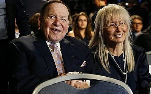 Sheldon Adelson aux côtés de son épouse Miriam lors d'un débat présidentiel entre la candidate démocrate Hillary Clinton et le candidat républicain Donald Trump à la Hofstra University à Hempstead) New York, le 26 septembre 2016 (Crédit : AP/Patrick Semansky) Sheldon Adelson aux côtés de son épouse Miriam lors d'un débat présidentiel entre la candidate démocrate Hillary Clinton et le candidat républicain Donald Trump à la Hofstra University à Hempstead) New York, le 26 septembre 2016 (Crédit : AP/Patrick Semansky)