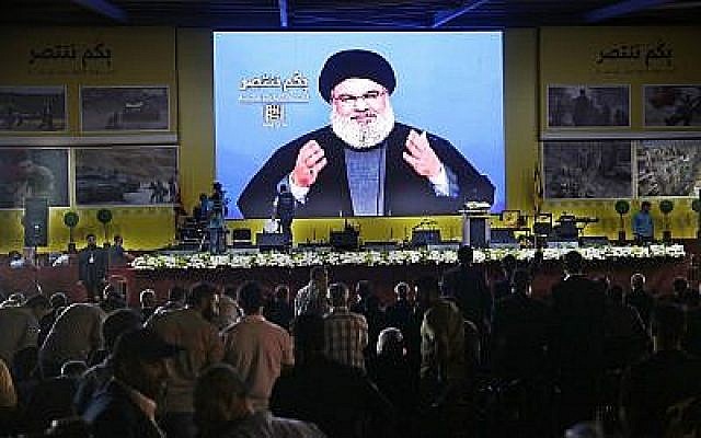 Hassan Nasrallah, chef du Hezbollah, prononce un discours diffusé sur écran géant lors d'un rassemblement marquant le 12e anniversaire de la guerre Israël-Hezbollah de 2006, le 14 août 2018, à Beyrouth, Liban. (AP Photo/Hussein Malla)