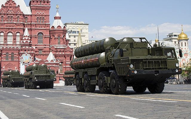Les systèmes de missiles de défense aérienne russes S-300 lors du défilé militaire du Jour de la Victoire marquant le 71e anniversaire de la victoire de la Seconde Guerre mondiale sur la Place Rouge à Moscou, en Russie, le 9 mai 2016. (AP Photo/Alexander Zemlianichenko, Dossier) Les systèmes de missiles de défense aérienne russes S-300 lors du défilé militaire du Jour de la Victoire marquant le 71e anniversaire de la victoire de la Seconde Guerre mondiale sur la Place Rouge à Moscou, en Russie, le 9 mai 2016. (AP Photo/Alexander Zemlianichenko, Dossier)