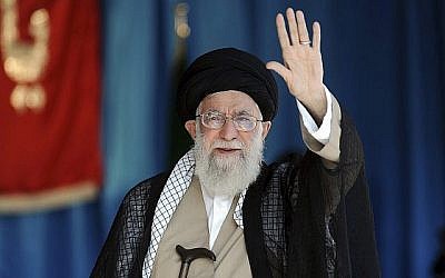 Le guide suprême, l'ayatollah Ali Khamenei, salue des milliers de membres du corps des Gardiens de la révolution paramilitaires Basij rassemblés au stade Azadi de Téhéran (Iran), le 4 octobre 2018. (Crédit : Bureau du guide suprême iranien via AP) Le guide suprême, l'ayatollah Ali Khamenei, salue des milliers de membres du corps des Gardiens de la révolution paramilitaires Basij rassemblés au stade Azadi de Téhéran (Iran), le 4 octobre 2018. (Crédit : Bureau du guide suprême iranien via AP)