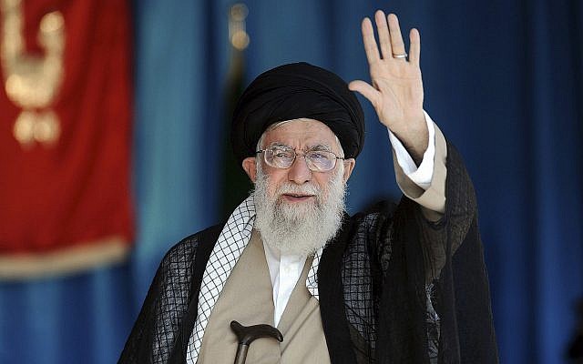Le guide suprême, l'ayatollah Ali Khamenei, salue des milliers de membres du corps des Gardiens de la révolution paramilitaires Basij rassemblés au stade Azadi de Téhéran (Iran), le 4 octobre 2018. (Crédit : Bureau du guide suprême iranien via AP) Le guide suprême, l'ayatollah Ali Khamenei, salue des milliers de membres du corps des Gardiens de la révolution paramilitaires Basij rassemblés au stade Azadi de Téhéran (Iran), le 4 octobre 2018. (Crédit : Bureau du guide suprême iranien via AP)
