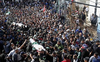 Des Palestiniens portent les corps de deux des sept djihadistes du Hamas tués lors d'un raid israélien, lors de leurs funérailles à Khan Younès, au sud de la bande de Gaza, le 12 novembre 2018. (AP Photo/Adel Hana)