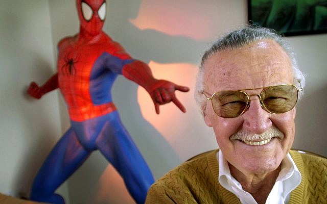 Sur cette photo d'archive du 16 avril 2002, Stan Lee, créateur de bandes dessinées telles que "Spider-Man", "The Incredible Hulk" et "X-Men", sourit lors d'une séance photo dans son bureau de Santa Monica , Californie. (Crédit : AP / Reed Saxon, Fichier) Sur cette photo d'archive du 16 avril 2002, Stan Lee, créateur de bandes dessinées telles que "Spider-Man", "The Incredible Hulk" et "X-Men", sourit lors d'une séance photo dans son bureau de Santa Monica , Californie. (Crédit : AP / Reed Saxon, Fichier)
