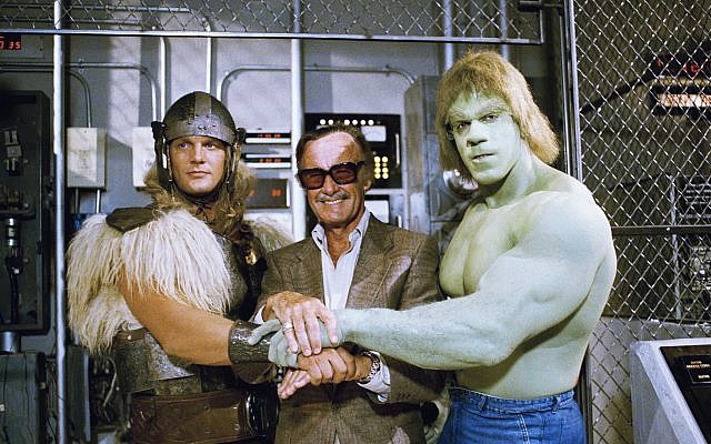 Dans cette photo du 9 mai 1988, l'imprésario de bandes dessinées Stan Lee, au centre, pose avec Lou Ferrigno, à droite, et Eric Kramer, qui représente respectivement "The Incredible Hulk" et Thor dans un film spécial pour NBC, "The Incredible Hulk Retours, '9 mai 1988, Los Angeles, Californie. (Crédit : AP / Nick Ut, Fichier) Dans cette photo du 9 mai 1988, l'imprésario de bandes dessinées Stan Lee, au centre, pose avec Lou Ferrigno, à droite, et Eric Kramer, qui représente respectivement "The Incredible Hulk" et Thor dans un film spécial pour NBC, "The Incredible Hulk Retours, '9 mai 1988, Los Angeles, Californie. (Crédit : AP / Nick Ut, Fichier)