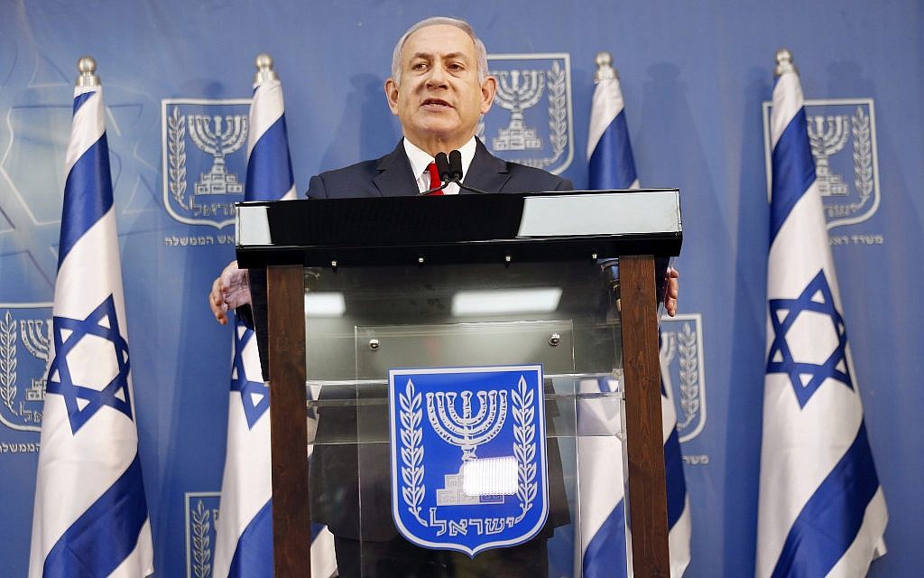 Le Premier ministre israélien Benjamin Netanyahu fait une déclaration à Tel Aviv, le dimanche 18 novembre 2018 (Crédit : AP/Ariel Schalit) Le Premier ministre israélien Benjamin Netanyahu fait une déclaration à Tel Aviv, le dimanche 18 novembre 2018 (Crédit : AP/Ariel Schalit)