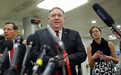 Le secrétaire d'Etat Mike Pompeo s'adresse aux médias après une réunion à huis-clos sur l'Arabie saoudite, au Capitole, à Washington DC, le 28 novembre 2018. (Crédit : AP /Pablo Martinez Monsivais)