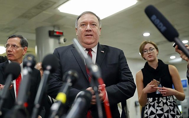 Le secrétaire d'Etat Mike Pompeo s'adresse aux médias après une réunion à huis-clos sur l'Arabie saoudite, au Capitole, à Washington DC, le 28 novembre 2018. (Crédit : AP /Pablo Martinez Monsivais)