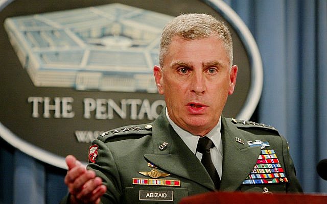 Le Commandant du Commandement central américain, le général John P. Abizaid, s'entretient avec des journalistes au Pentagone, le mercredi 16 juillet 2003 à Washington. (Crédit : AP / Heesoon Yim) Le Commandant du Commandement central américain, le général John P. Abizaid, s'entretient avec des journalistes au Pentagone, le mercredi 16 juillet 2003 à Washington. (Crédit : AP / Heesoon Yim)