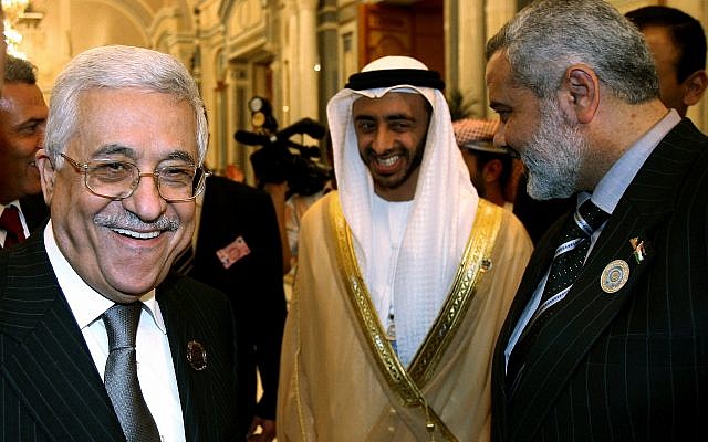 Le ministre des Affaires étrangères des EAU Abdullah Bin Zayed Al-Nahyan, au centre, partage un moment léger avec le chef de l'Autorité palestinienne Mahmoud Abbas, à gauche, et le leader du Hamas, Ismail Haniyeh, après l'ouverture du Sommet arabe à Riyadh, le 28 mars 2007 (Crédit : AP Photo/Awad Awad, Pool) Le ministre des Affaires étrangères des EAU Abdullah Bin Zayed Al-Nahyan, au centre, partage un moment léger avec le chef de l'Autorité palestinienne Mahmoud Abbas, à gauche, et le leader du Hamas, Ismail Haniyeh, après l'ouverture du Sommet arabe à Riyadh, le 28 mars 2007 (Crédit : AP Photo/Awad Awad, Pool)