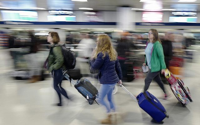 Photo d'illustration : des passagers dans la gare de Penn Station à New York, au mois de novembre 2016 (Crédit : AP/Mark Lennihan)